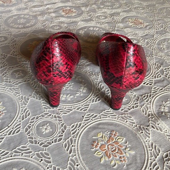 Open toe Hi-heels, red & black faux snake skin finish, ~3” heel. - Picture 3 of 4